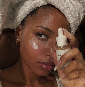 Portrait holding an Aureiva serum